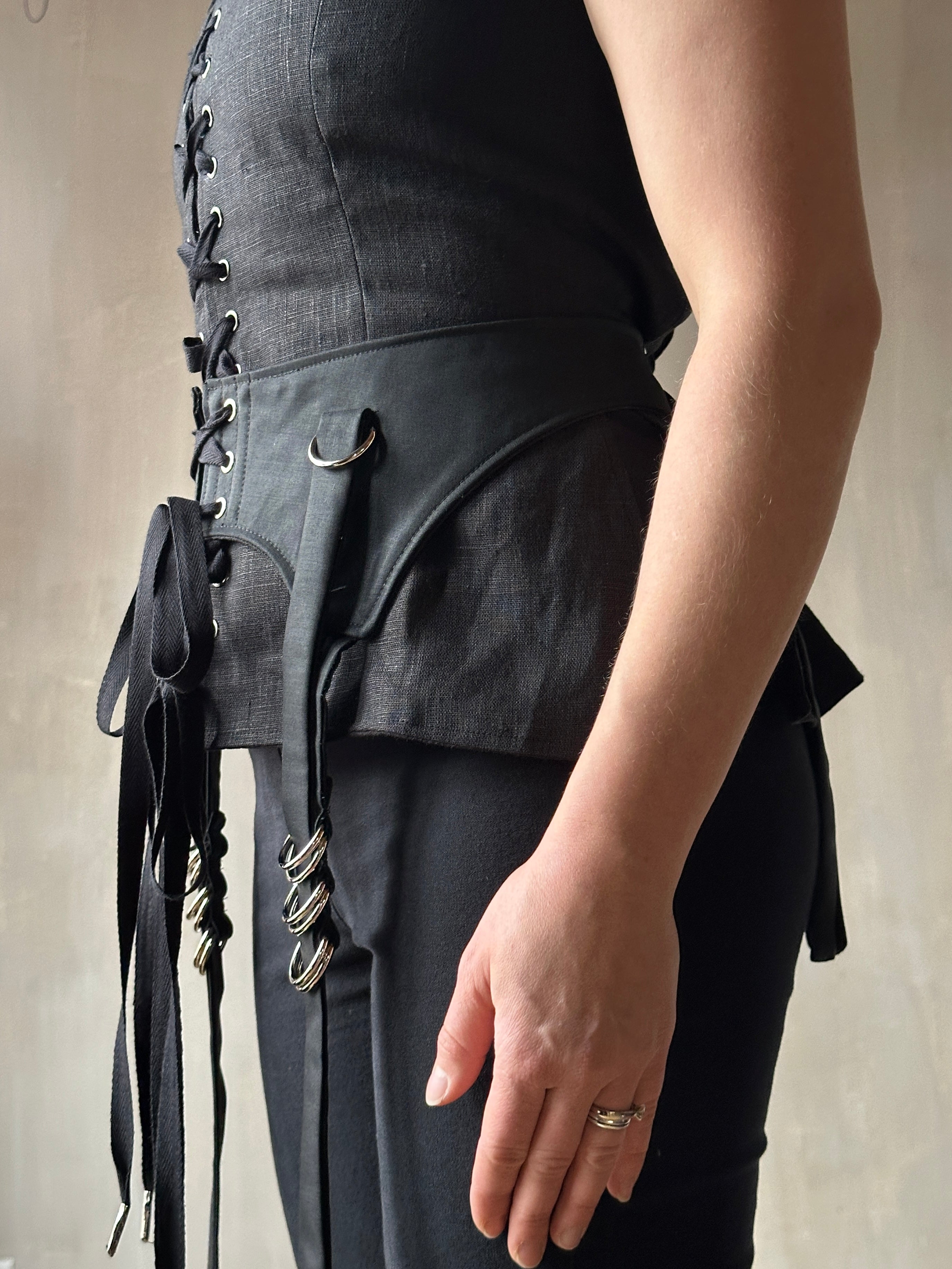 FW'24: Garter Belt for Skirts in Wool Sateen FW'24: Garter Belt for Skirts in Wool Sateen