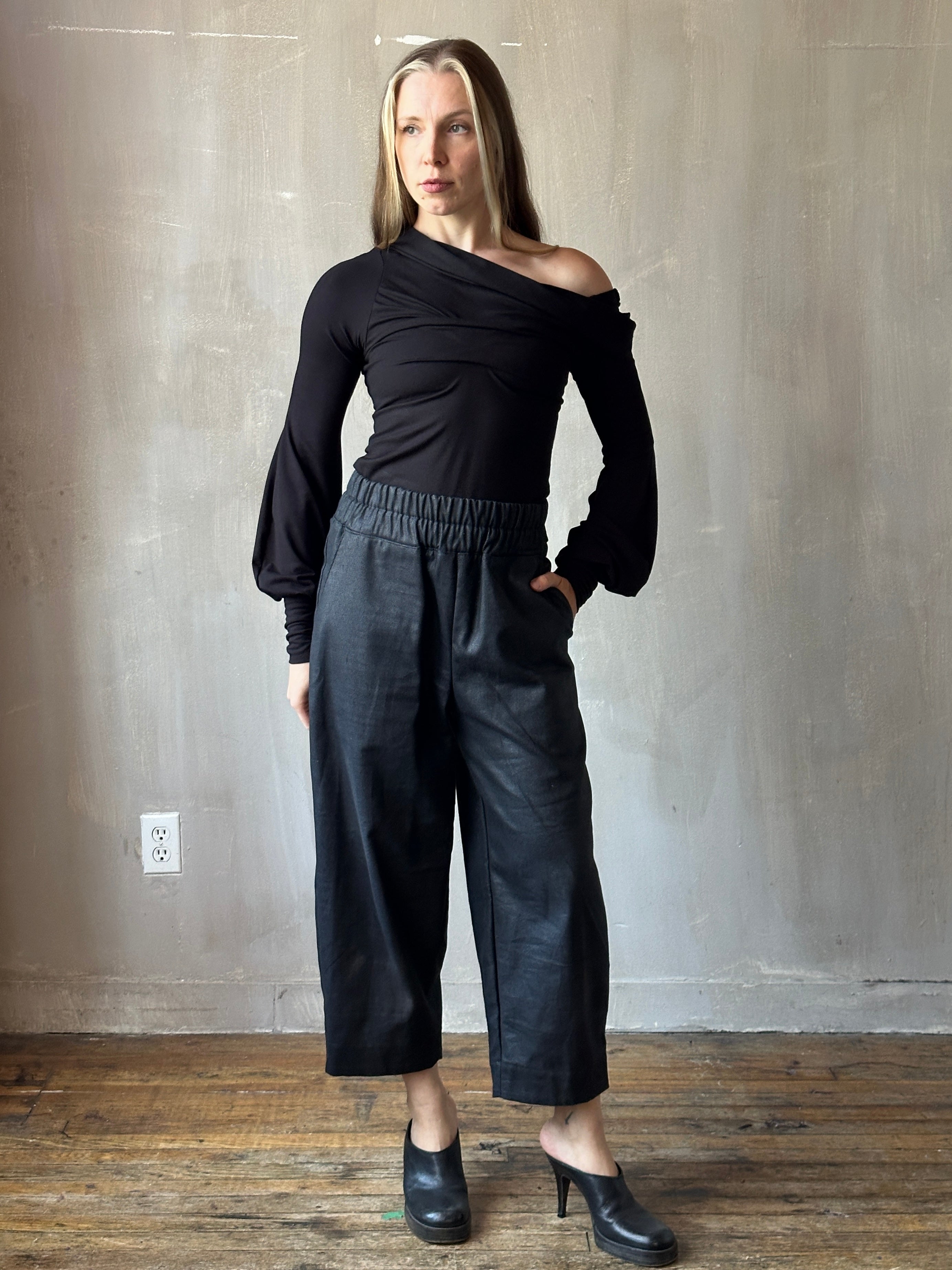 FW25: "Undulate" Reversible Top w/ Hourglass Sleeve in Black (Pre-Order)