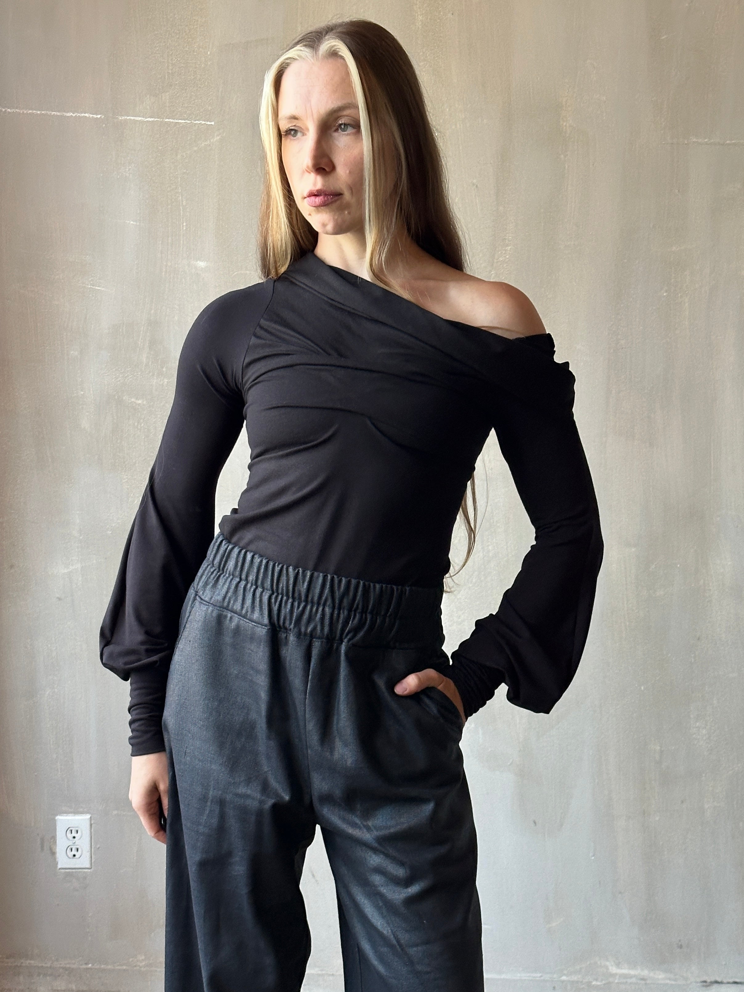 FW25: "Undulate" Reversible Top w/ Hourglass Sleeve in Black (Pre-Order)